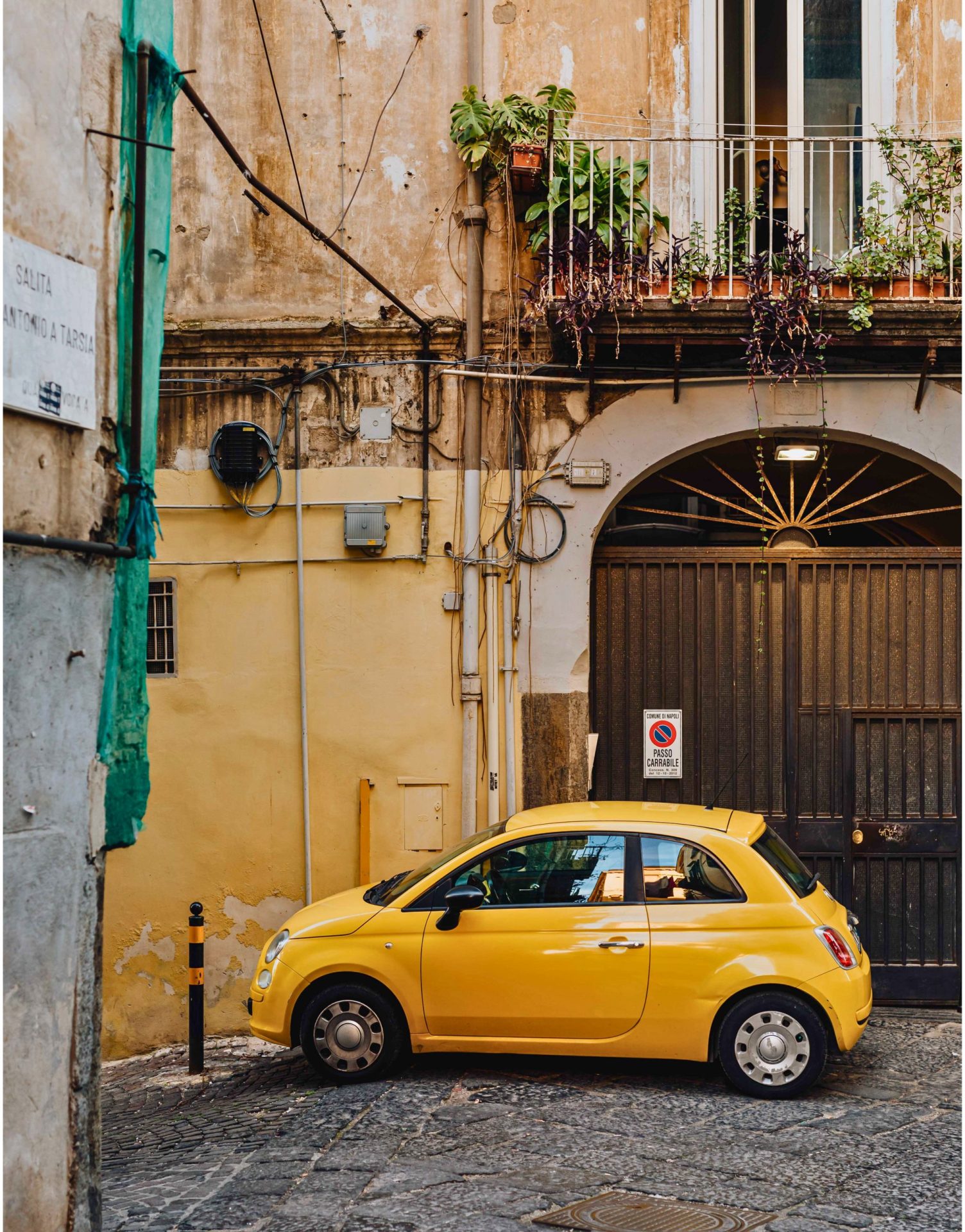 Fiat 500 amarillo moderno y pequeño en Nápoles