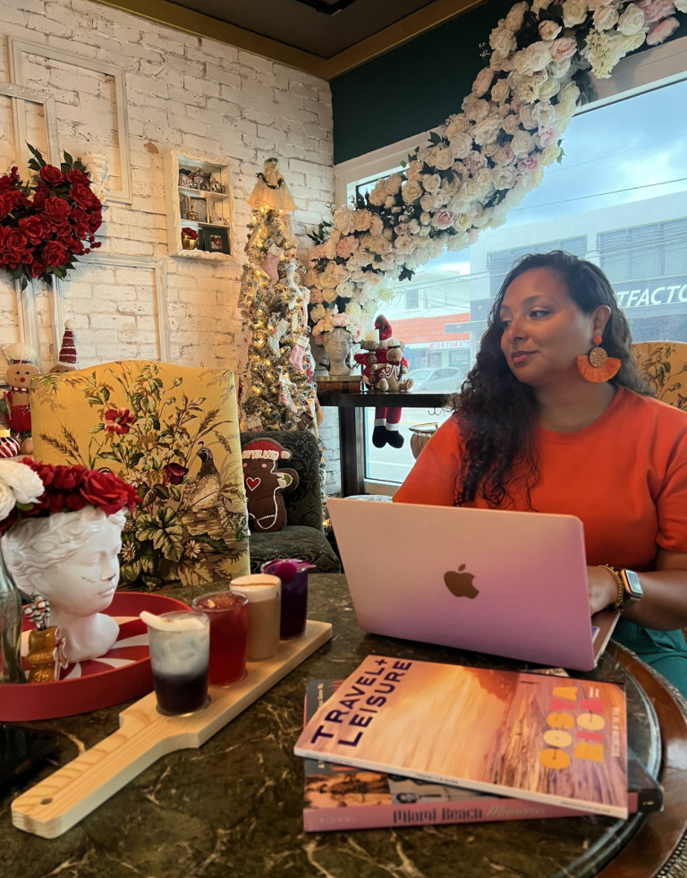 Mujer en un café usando su computadora portátil
