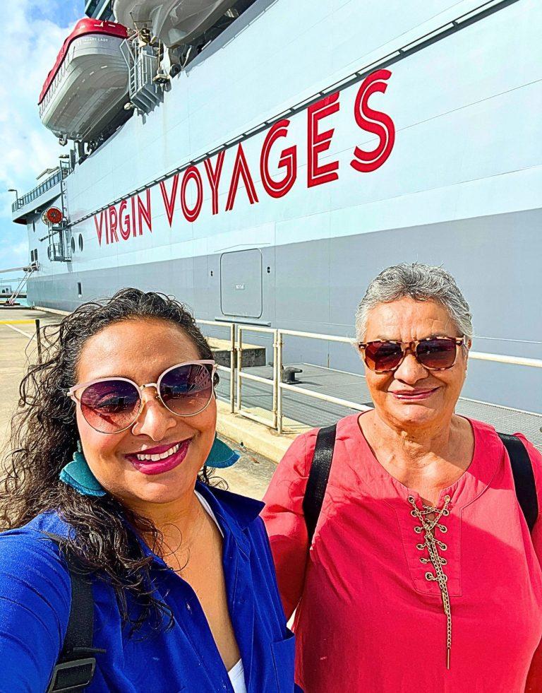 La Autora y su mamá posando fuera de un Crucero de Halloween de Virgin Voyages