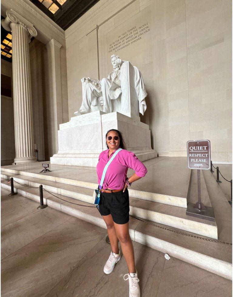 Mujer, la autora, de pie junto al Monumento a Abraham Lincoln en Washington DC. Este blog post es sobre prepararse para la próxima presidencia.
