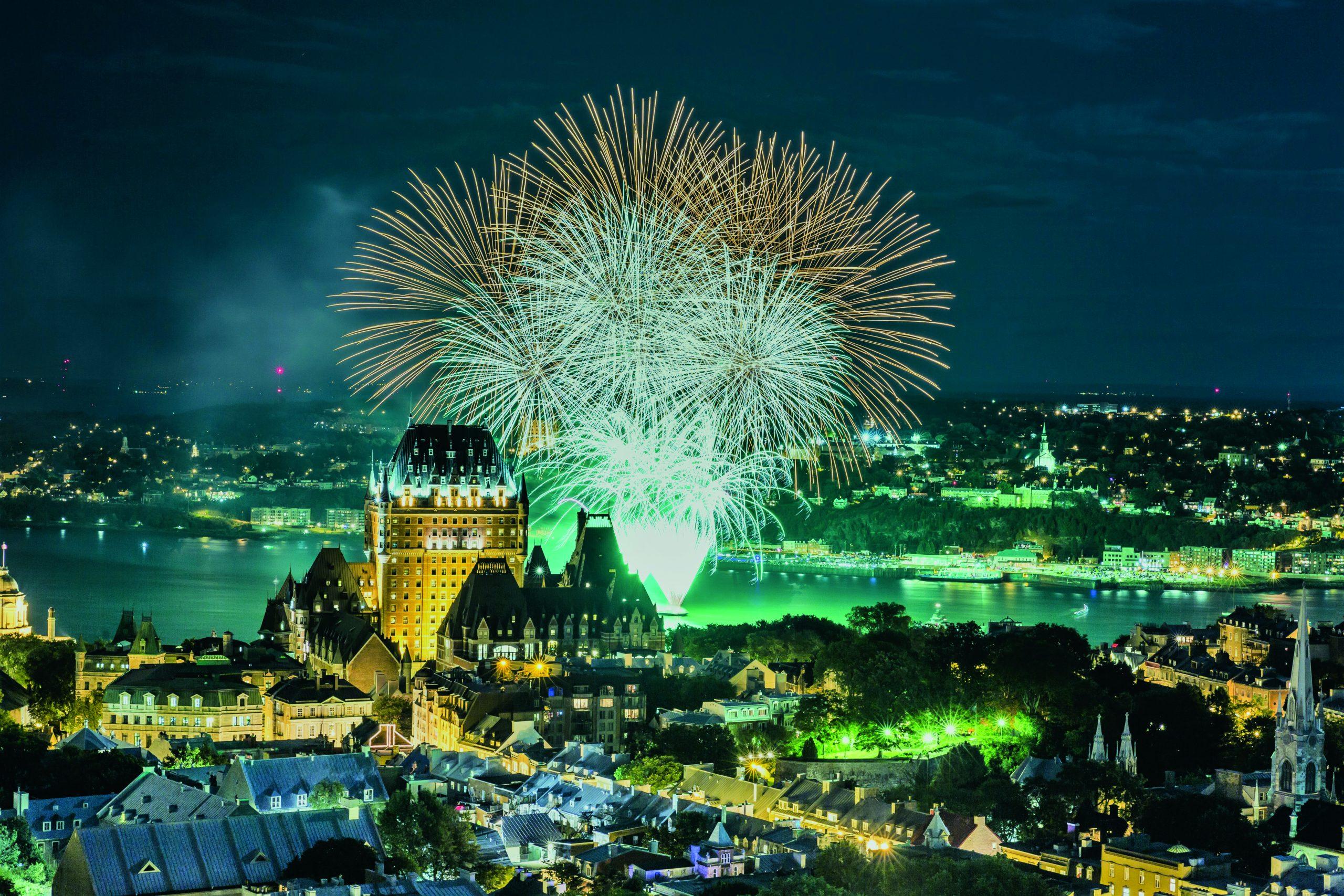 Fuegos artificiales verdes sobre la ciudad de Quebec y el río San Lorenzo - Ciudad y Región de Quebec - Región de Quebec © GouvQc Sébastien Dion. Guía de viaje de la ciudad de Quebec.