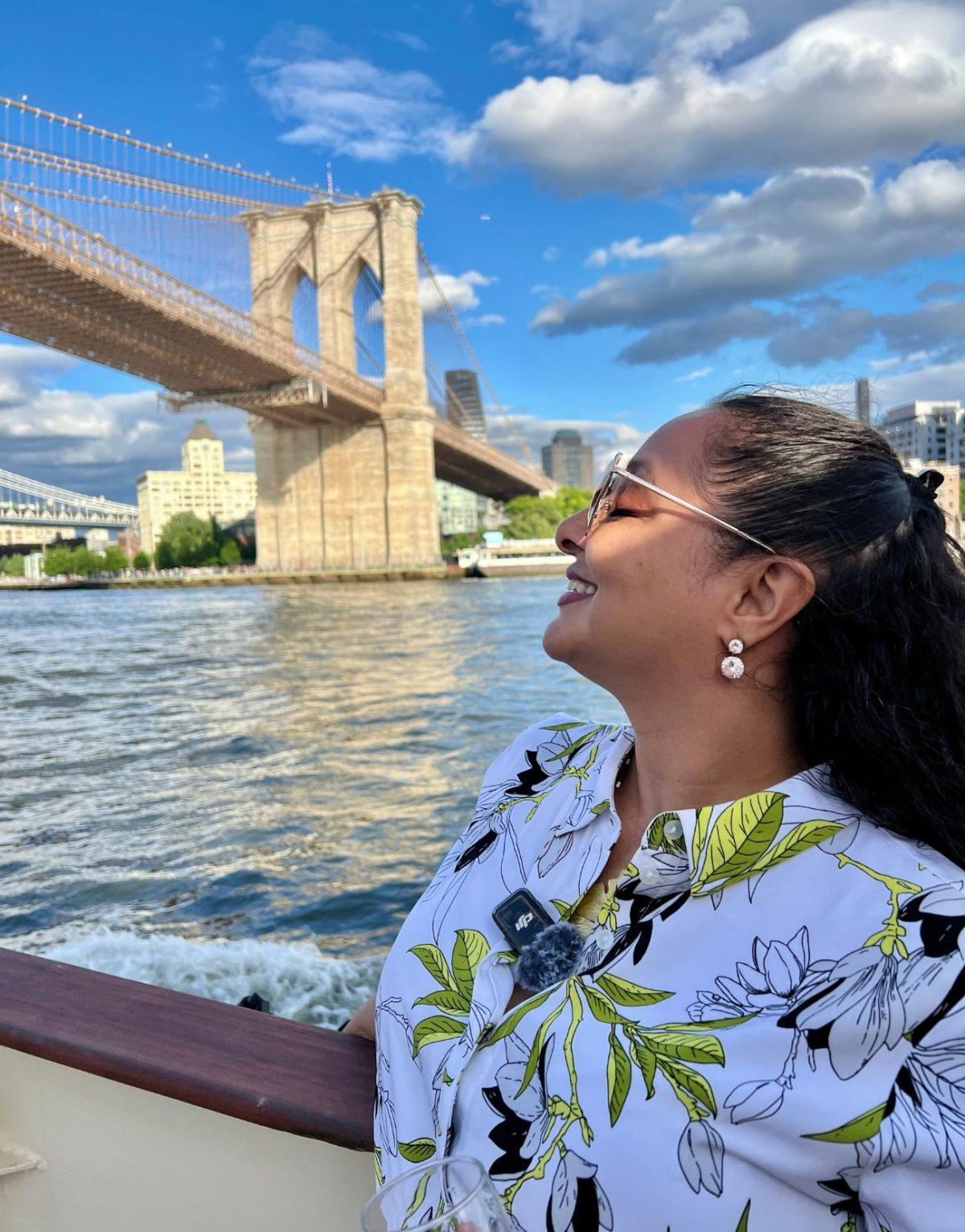 Vista a el Puente de Brooklyn en el Paseo en velero con panorámicas de la ciudad con @manhattanbysail durante la Conferencia de Viajes WITS