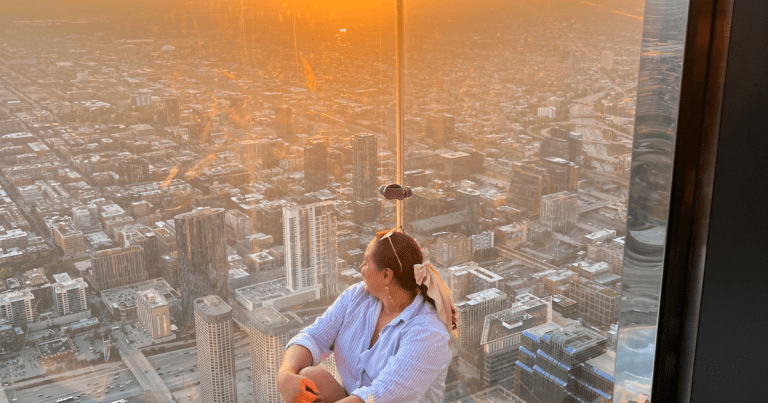 Viajar Sola a ChicagoLatina Contemplando Chicago Desde el SkyDeck