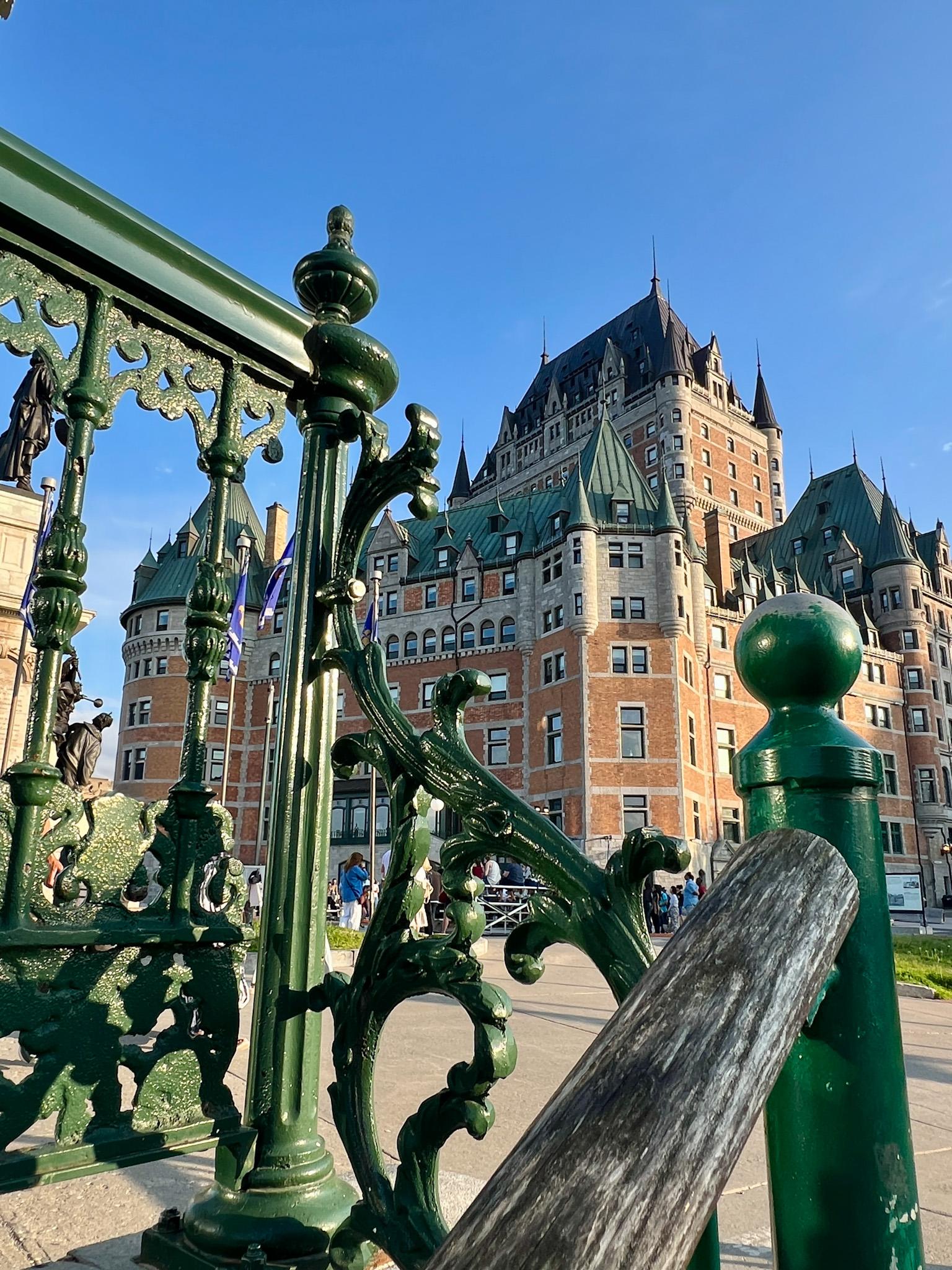 Reseña de Fairmont Le Château Frontenac - El hotel visto desde las escaleras en verano