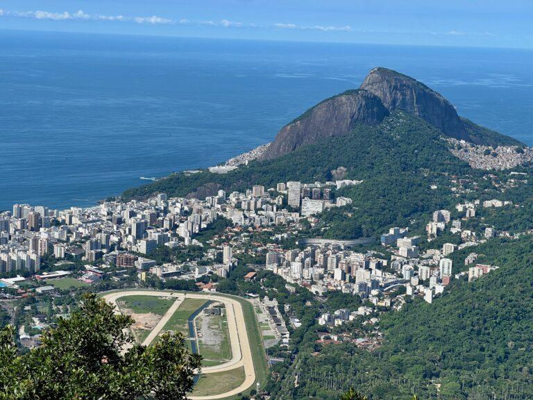 Vista aérea de Río de Janeiro mostrando el morro Dois Irmãos, el Jockey Club y los barrios de Leblon y Gávea desde arriba.
