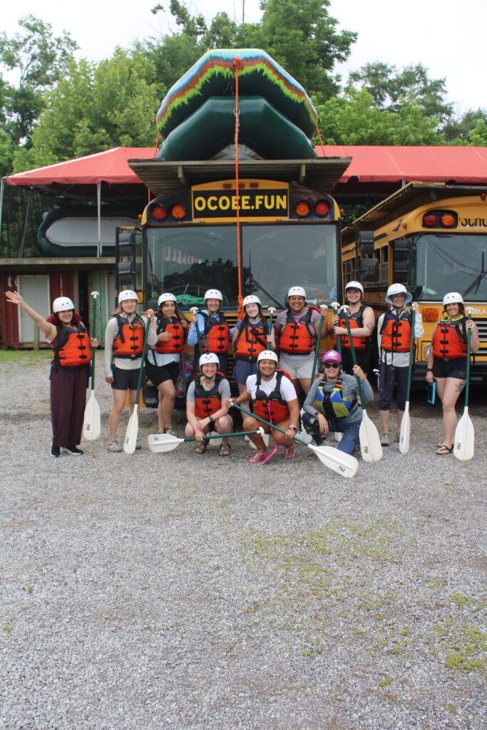Foto grupal del viaje de familiarización de WITS 2026 preparado para hacer rafting en aguas bravas con Adventures Unlimited en el río Ocoee, Tennessee
