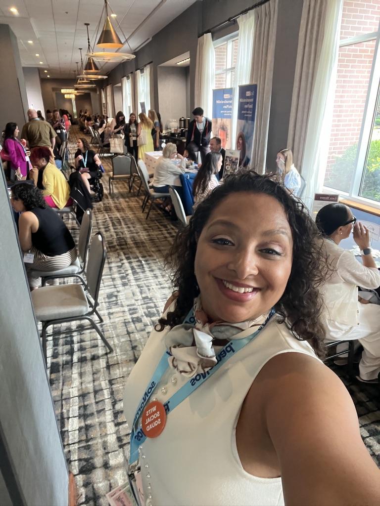 Selfie de mi, una de las 500 creadoras de contenido de viajes en el día de inauguración de la conferencia de viajes WITS 2026 en Chattanooga, Tennessee